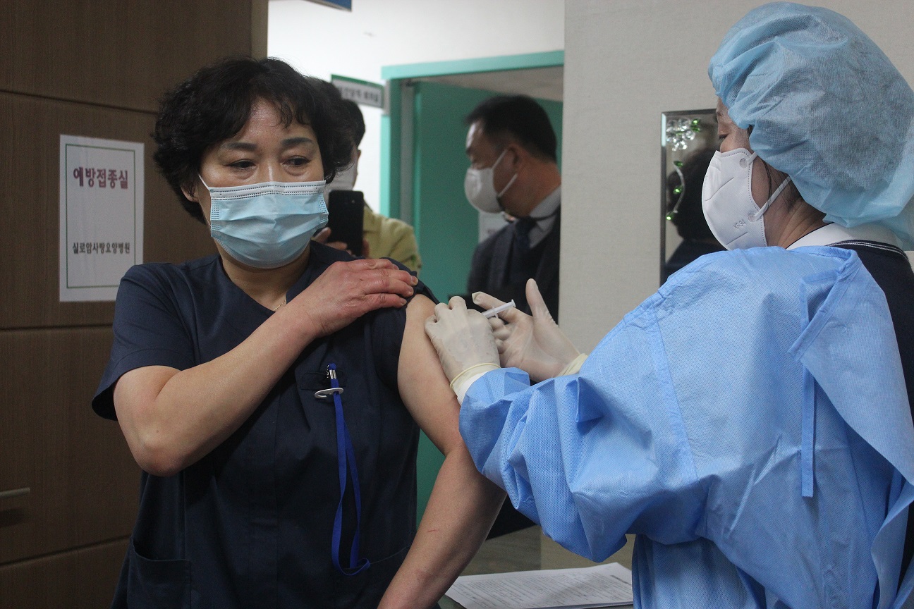  ▲ 실로암요양병원 근로자가 26일 오전 코로나19 백신을 관내에서 첫번째로 접종을 맞고 있다.   ⓒ익산투데이