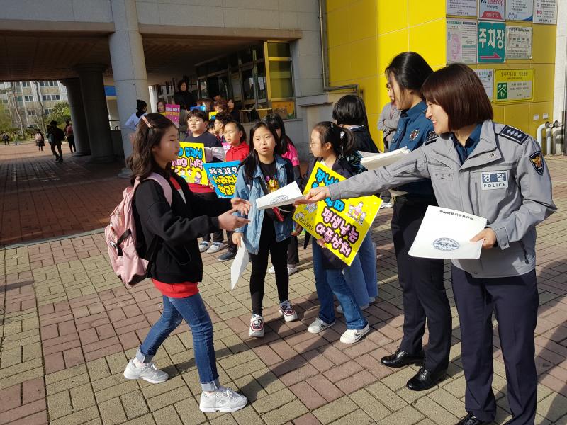  ▲ 익산경찰서 여성청소년과는 16일 오산영만초등학교에서 학교전담 경찰·교사·학부모·학생 등50여명이 참석한 가운데 학교폭력 예방 등굣길 안심 캠페인을 전개 했다.   ⓒ익산투데이