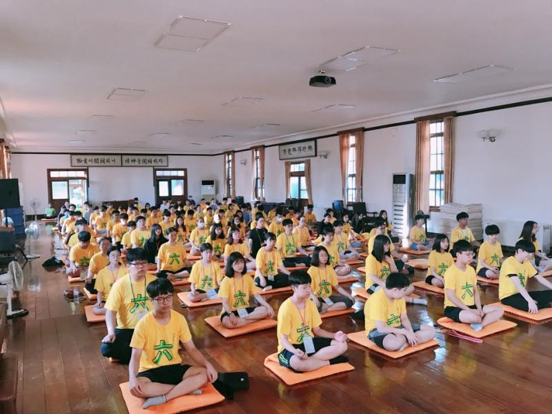  ▲ 원불교가 지난 26일부터 28일까지 2박 3일간 원불교 익산성지 등에서 `2019 희망캠프`를 진행한 가운데, 참가자들이 새벽 명상을 하고 있다.   ⓒ익산투데이