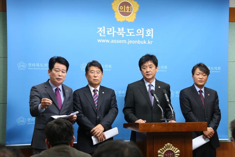  ▲ 황현, 김영배, 김연근, 김대중 의원 식수문제 기자회견   ⓒ익산투데이